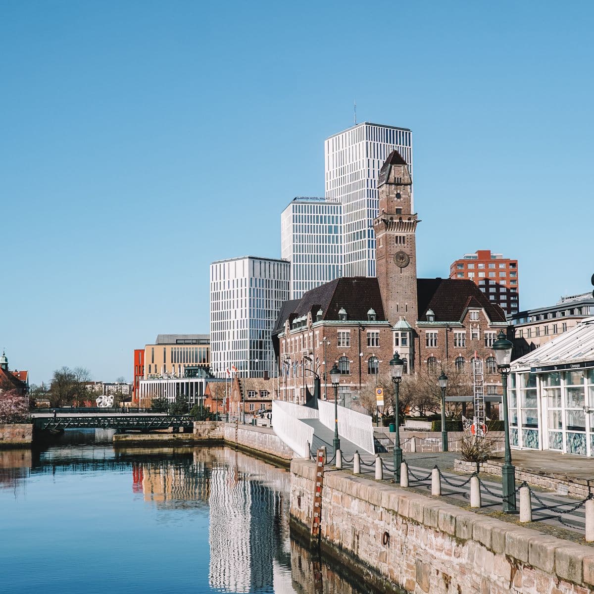 Malmö centralstation och kanalen en solig dag
