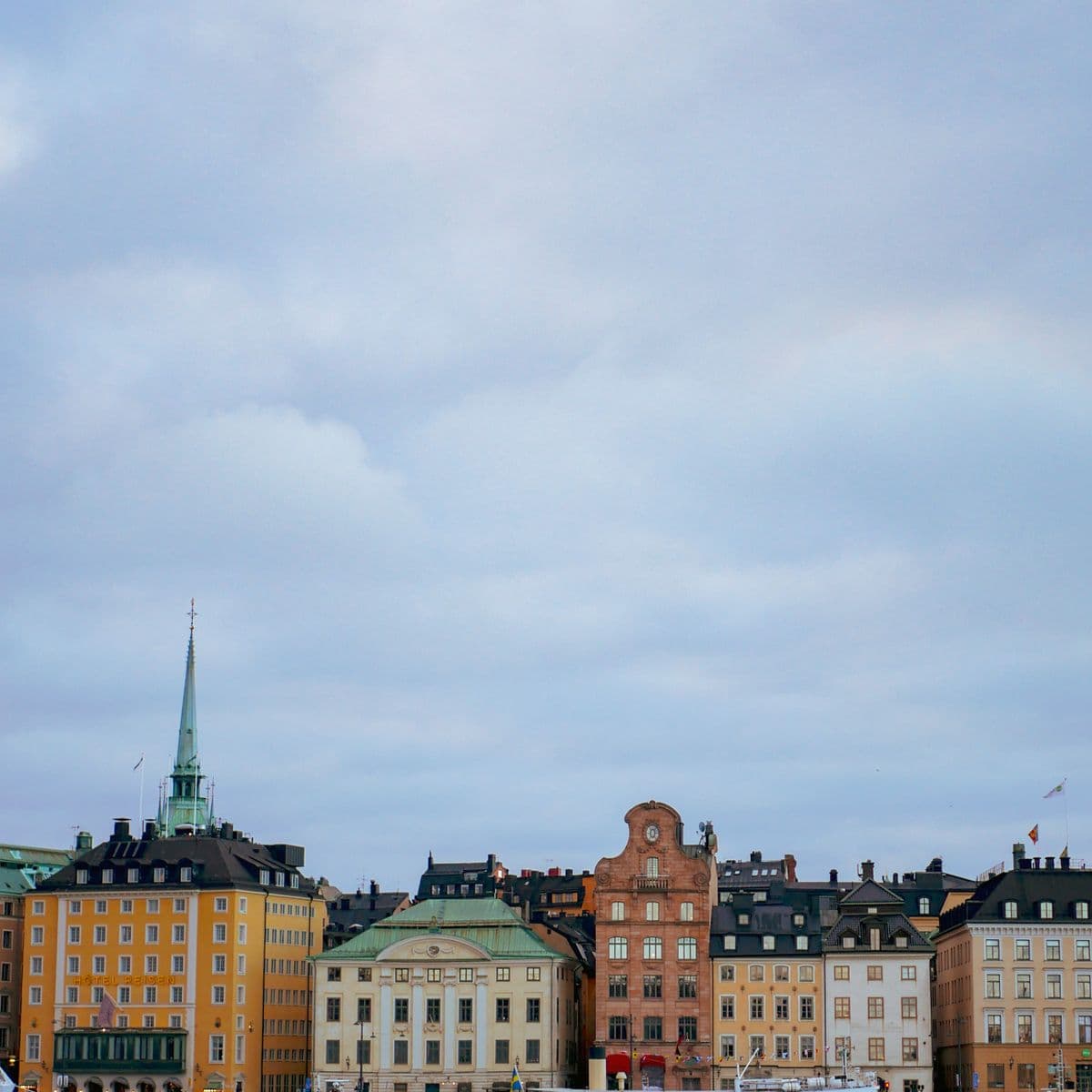 Gamla stans fasader vid vattnet i Stockholm