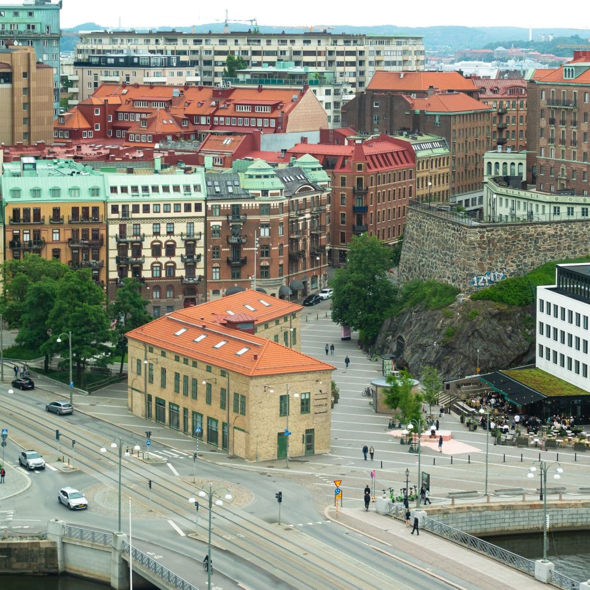 Göteborgs innerstad med tegelfasader och kanal